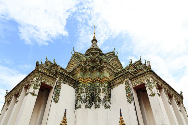 中央的佛塔、 佛寺、 曼谷、 泰国 — 图库照片