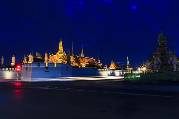 El Gran Palacio y Wat Phra Kaeo en Bangkok, por la noche — Foto de Stock
