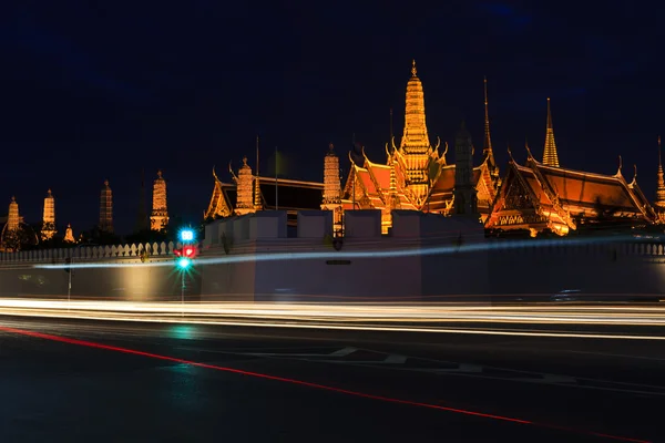 Grand palace i wat phra kaeo w Bangkoku, w nocy — Zdjęcie stockowe
