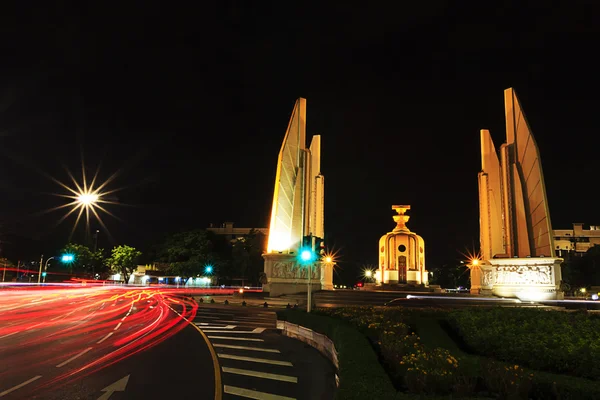 Demokratiedenkmal in der Nacht, Bangkok, Thailand. — Stockfoto