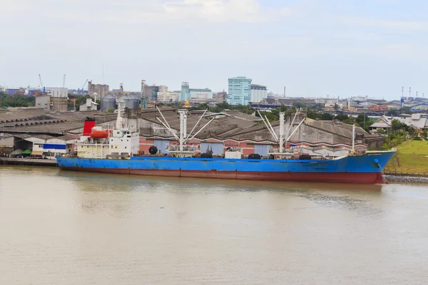 Vrachtschip op de chao phraya-rivier. — Stockfoto