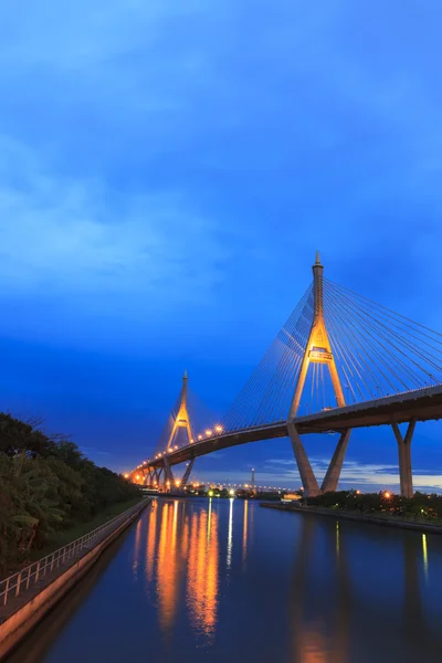 Architektura mega bhumibol przemysłowych pierścień most o zmierzchu w — Zdjęcie stockowe
