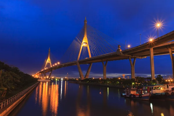 Architektura mega bhumibol przemysłowych pierścień most o zmierzchu w — Zdjęcie stockowe