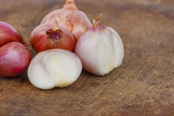 Shallots isolated on white background with clipping path — Stock Photo, Image