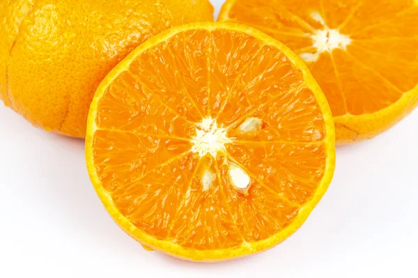 Segments de fruits orange tranchés sur fond blanc — Photo