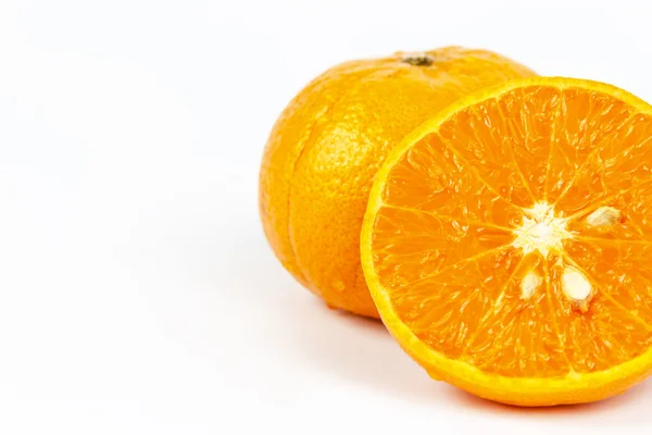 흰색 바탕에 오렌지 과일 세그먼트를 슬라이스 — 스톡 사진