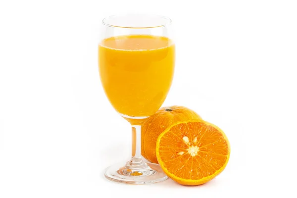 오렌지 주스와 흰색 바탕에 오렌지의 조각 — 스톡 사진