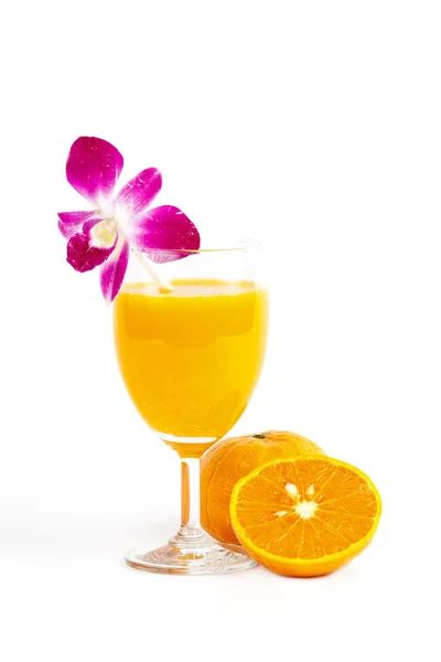 Jugo de naranja y rodajas de naranja sobre fondo blanco —  Fotos de Stock
