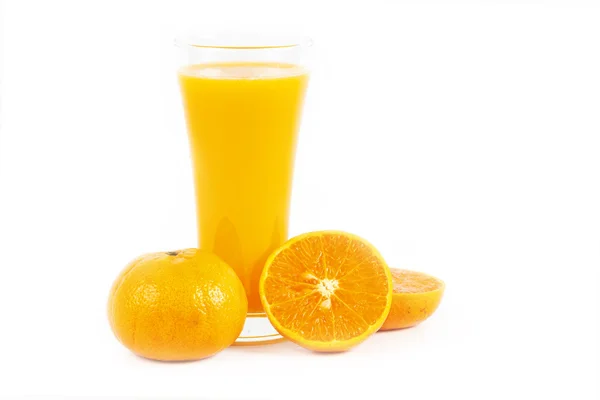 Succo d'arancia e fette di arancia su sfondo bianco — Foto Stock