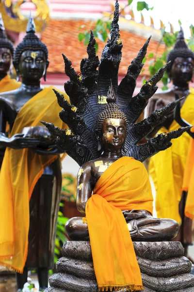 Статуя Будды, в общественном месте — стоковое фото