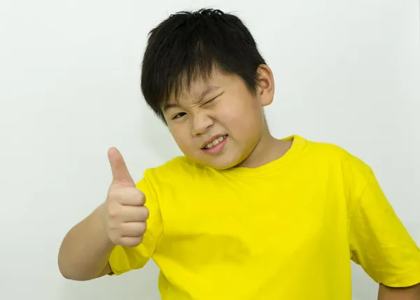 Мальчик с большими пальцами на белом фоне — стоковое фото