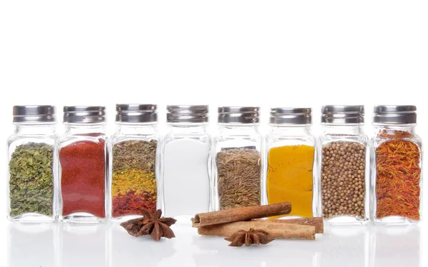 Åtta burkar av kryddor — Stockfoto