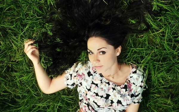 Портрет молодой красивой женщины на траве — стоковое фото