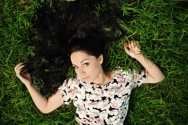 Portrait de jeune belle femme sur une herbe — Photo