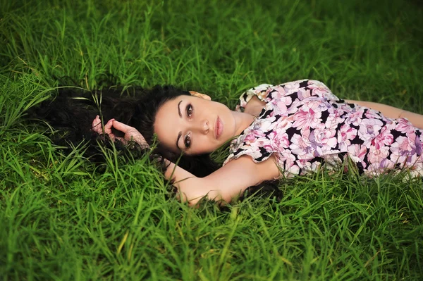 Portrait de jeune belle femme sur une herbe — Photo