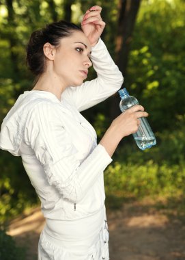 bir şişe su ile genç fitness kadın portresi