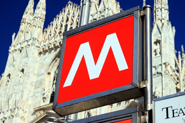 Milanos tunnelbana tecken — Stockfoto
