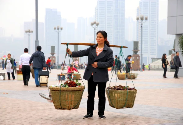 中国の女性のバスケットを運ぶ — ストック写真