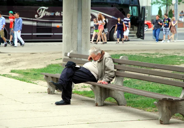 Bir bankta uyuyan adam — Stok fotoğraf