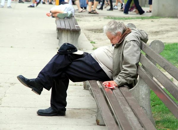 Bir bankta uyuyan adam — Stok fotoğraf