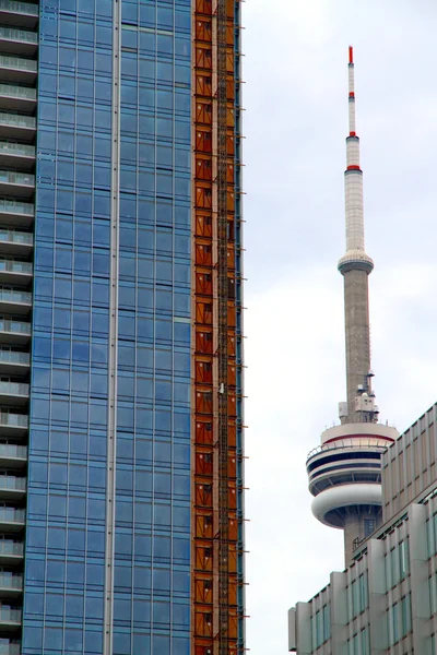 CN Tower e edificio moderno — Foto Stock