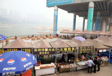 yangtze Nehri üzerindeki Cafe