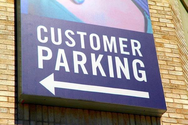 Kunden parkering skylt — Stockfoto