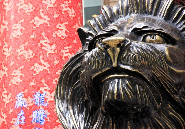 Lejonet statyn och traditionella kinesiska bakgrund — Stockfoto