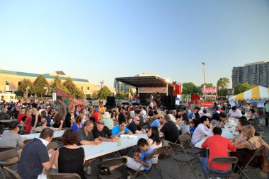 açık bir festivalde yeme