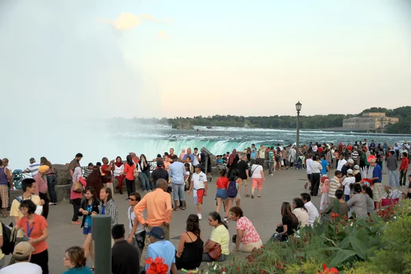 Vierailijat Niagaran putouksilla — kuvapankkivalokuva