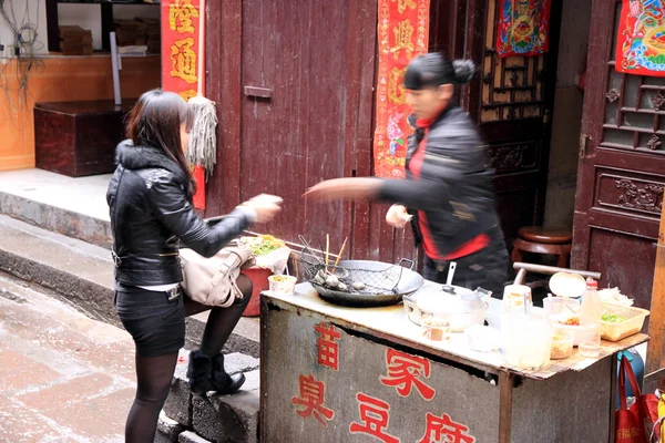 Compra de comida chinesa de rua — Fotografia de Stock