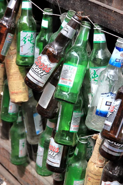 Tomme ølflasker – stockfoto