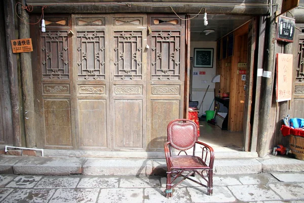 Καρέκλα και ξύλινη πόρτα — Φωτογραφία Αρχείου