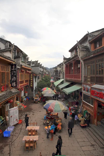 Calle muy transitada Fenghuang — Foto de Stock