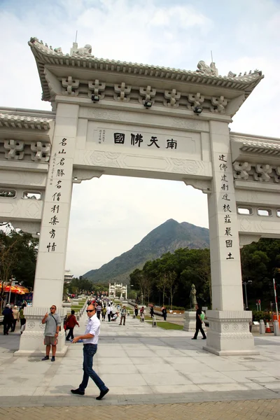 Входная арка Будды Тянь Тана — стоковое фото
