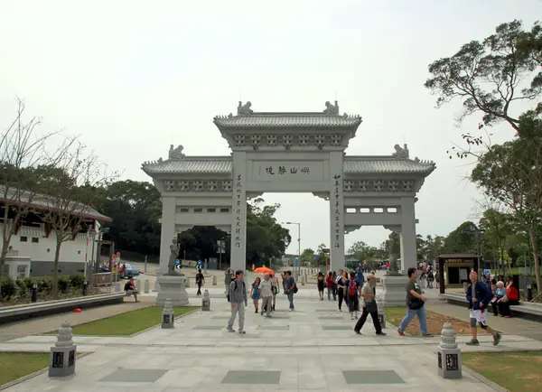 Входная арка Будды Тянь Тана — стоковое фото