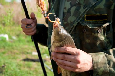 Fisher balıklı göl yakınındaki yakın çekim yakışıklı