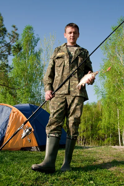 Pescatore catturato una carpa di pesce — Foto Stock