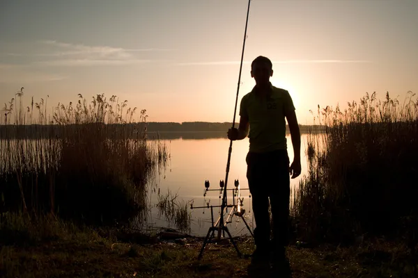 Silhouette da pescatore al tramonto — Foto Stock