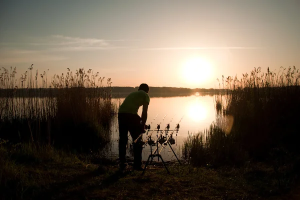 Il pescatore pesca su un tramonto — Foto Stock
