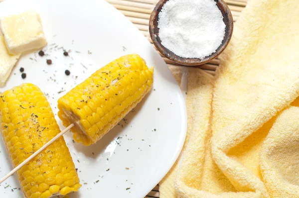 Gekookte maïs met boter en solt — Stockfoto