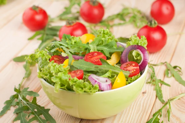 Fresh salad with tomatoes pepper and onions — Stock Photo, Image