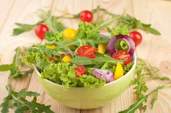 stock image Fresh salad with tomatoes pepper and onions