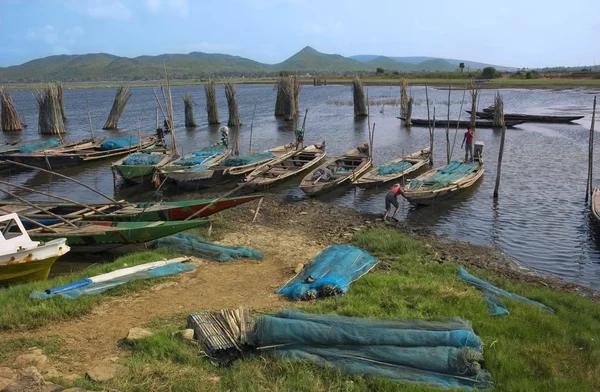 Łodzie rybackie biednych indian rybaków — Zdjęcie stockowe