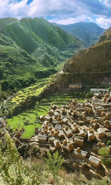 在喜马拉雅山脉的传统村庄 — 图库照片