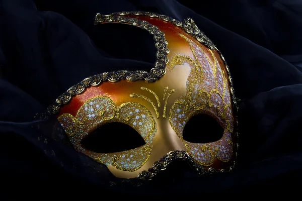 Venecian maskesi, altın ve kırmızı — Stok fotoğraf