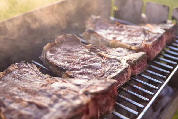 T-Bone steaky na grilu Stock Snímky
