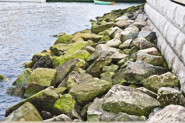 岩石沿码头 — 图库照片