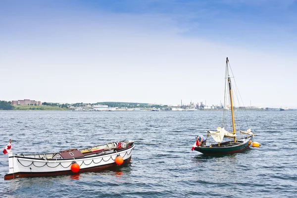 Лодки на спокойных водах — стоковое фото