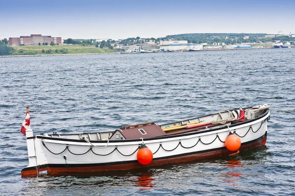 Лодка на спокойных водах — стоковое фото